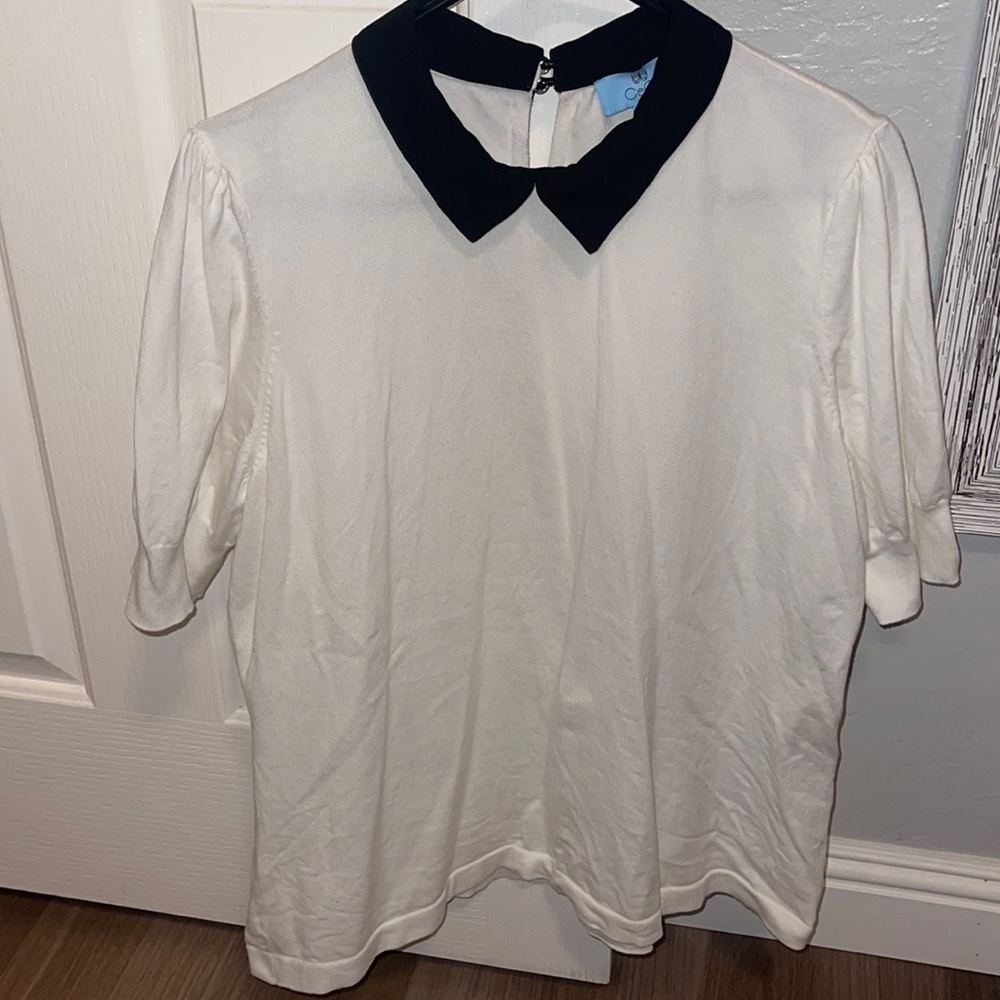Women’s shirt sleeve knit top with collar